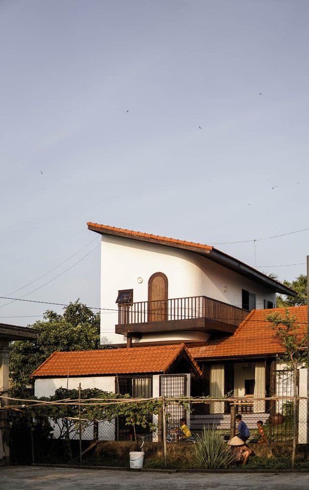 Nhà 2 tầng mang phong cách tối giản không gian